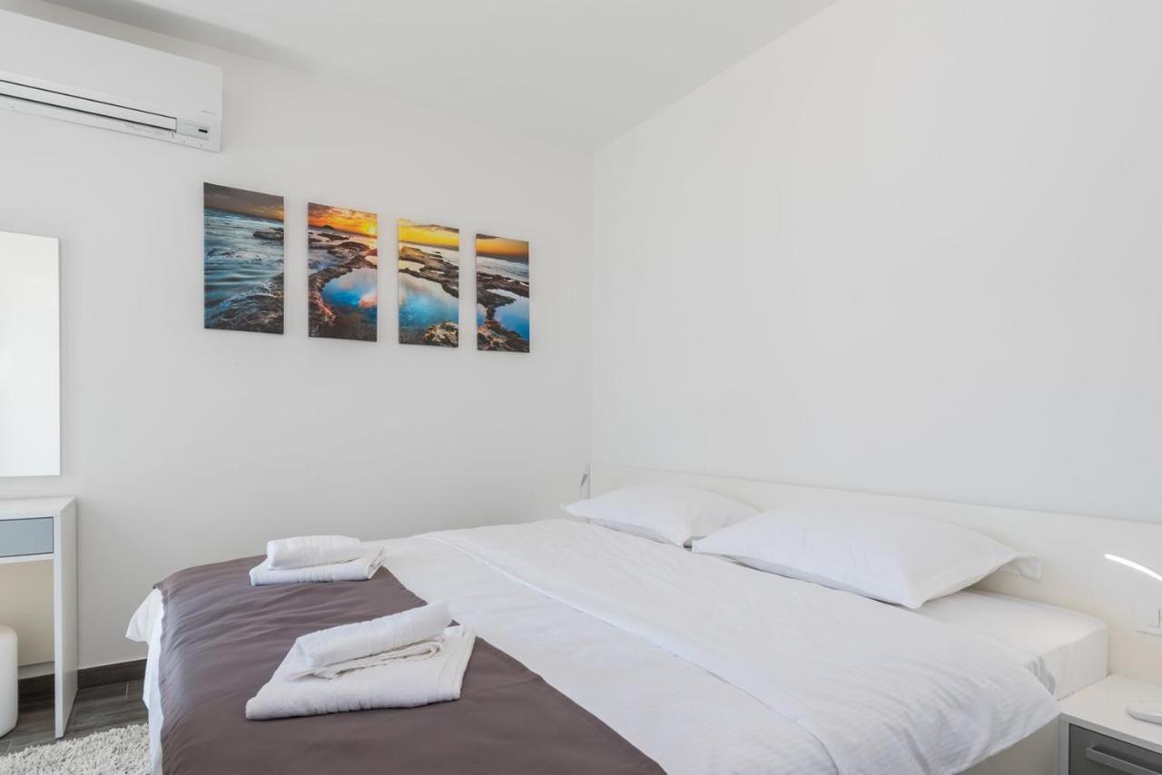 Apartments Poseidon Сресер Екстериор снимка