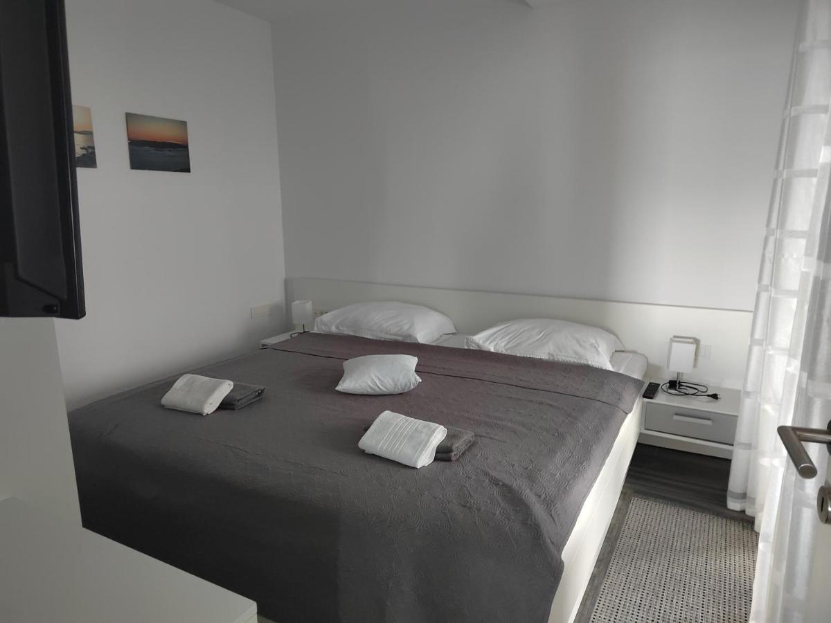 Apartments Poseidon Сресер Екстериор снимка