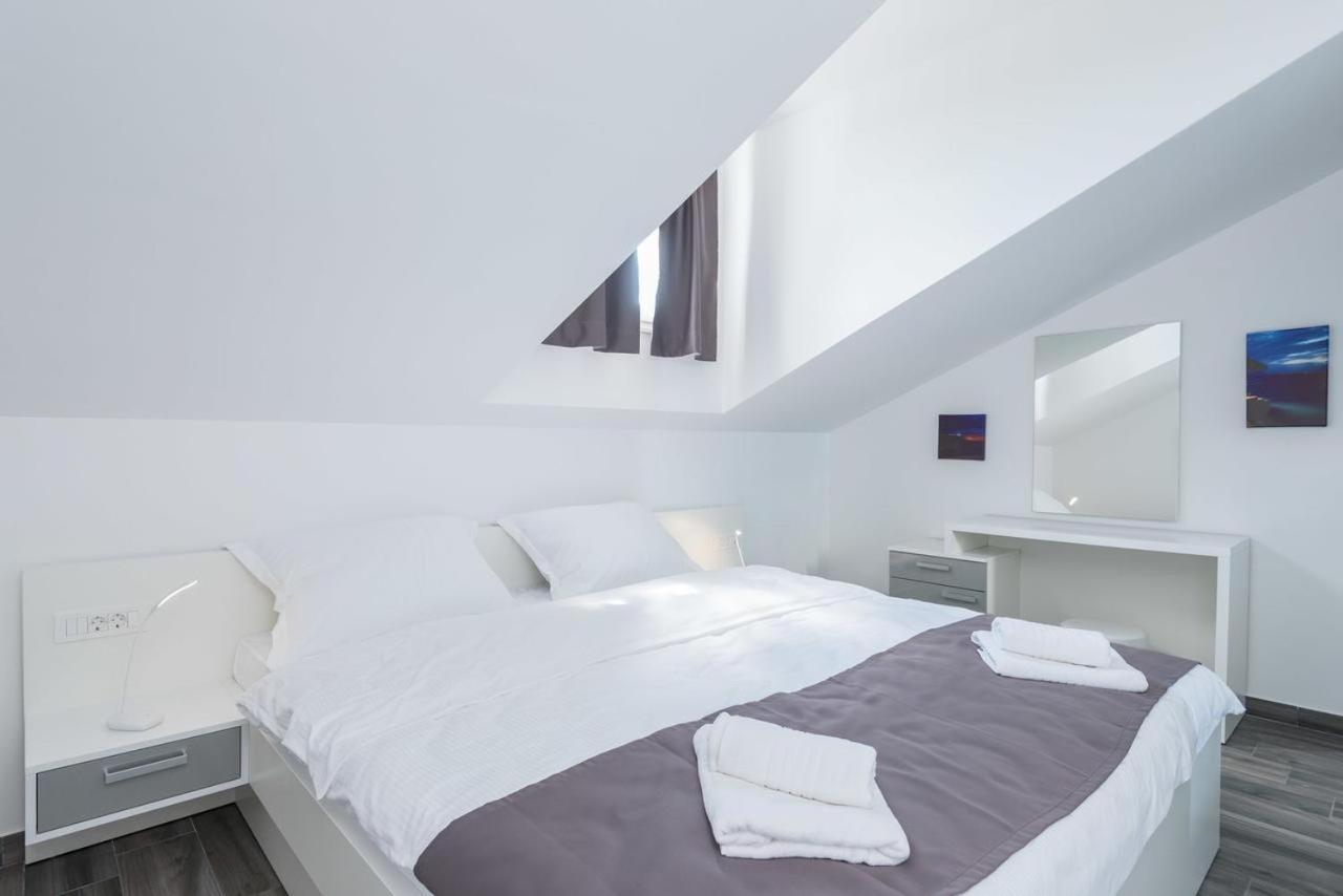 Apartments Poseidon Сресер Екстериор снимка
